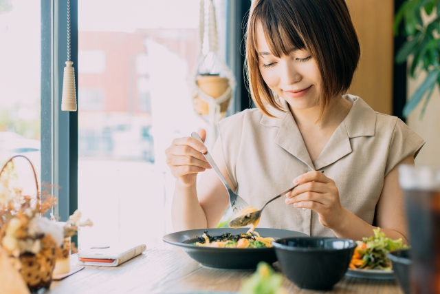 水道橋にあるカフェで食事をする女性の画像